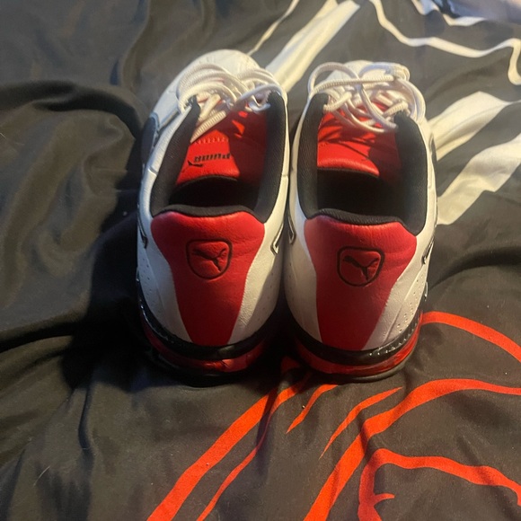 10.5 low top white, blacks& red pumas - Picture 4 of 6